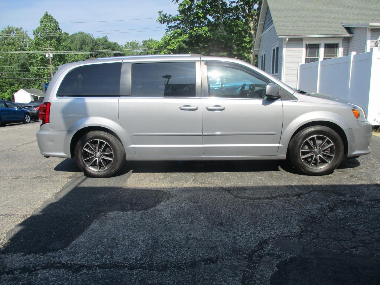 2017 Dodge Grand Caravan (2C4RDGCG5HR) , located at 540a Delsea Drive, Sewell, NJ, 08080, (856) 589-6888, 39.752560, -75.111206 - Photo#9